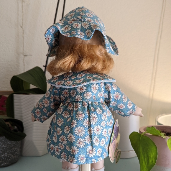 Precious Moments Doll & stand- Daisy #1458 · 1st edition w/ tag · Collectable. - Picture 3 of 6